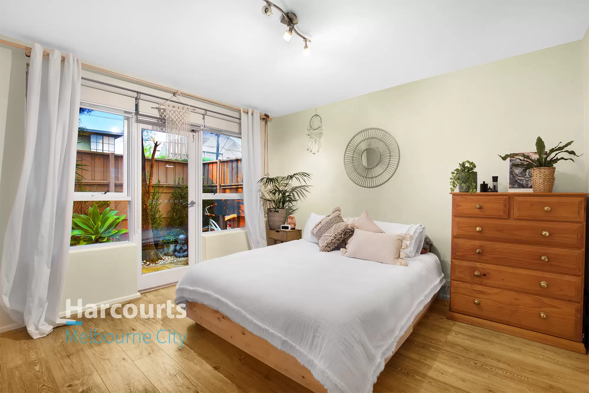 1/145 Hotham Street, St Kilda East Sold by Harcourts Melbourne City - image 2