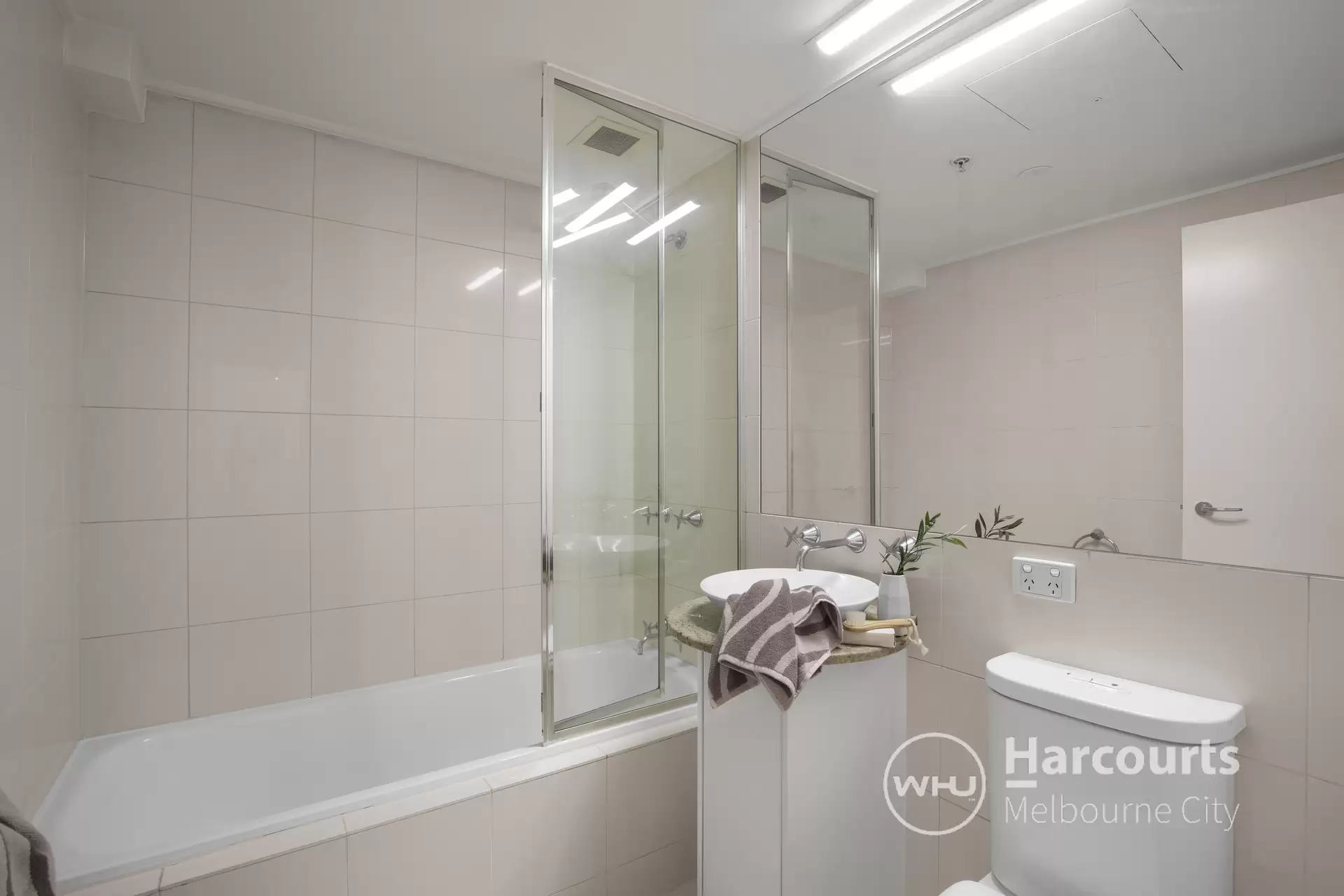 4/392 Russell Street, Melbourne Sold by Harcourts Melbourne City - image 1