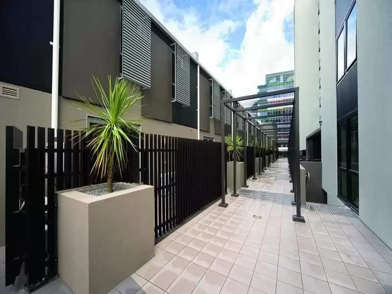 77/801 Bourke Street, Melbourne Sold by Harcourts Melbourne City - image 3